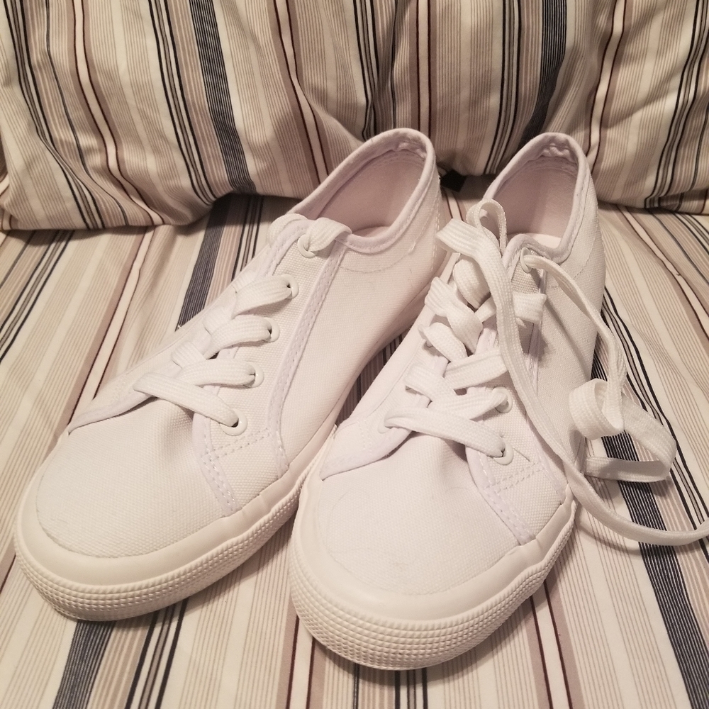 White tennis shoes